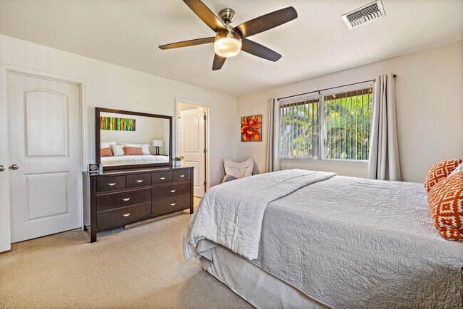Building Photo - Unfurnished Townhome with Garage, 3 bedroo...