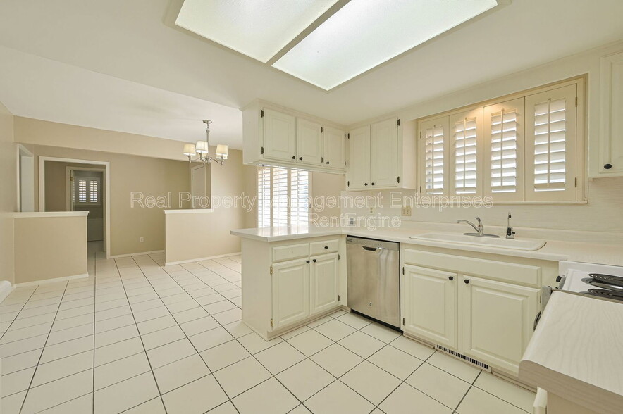 Building Photo - 7016 Stonycreek Dr