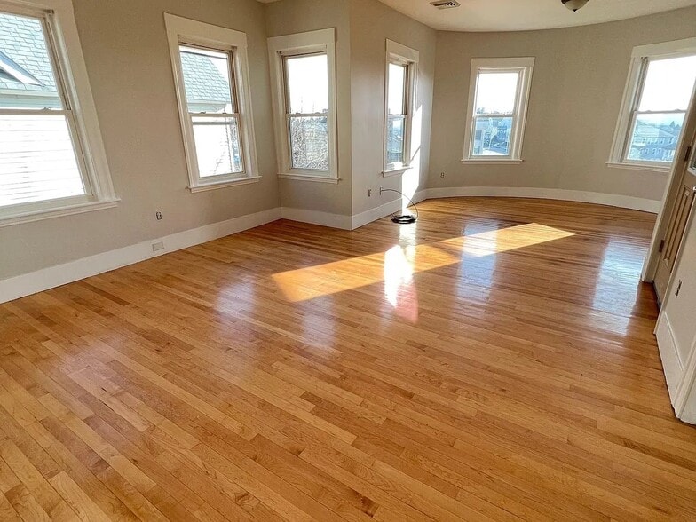 Building Photo - 13 Winthrop St