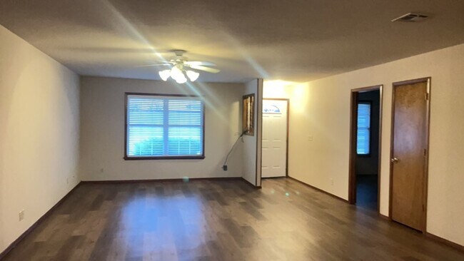 Building Photo - 2 Bedroom Duplex Rogers!