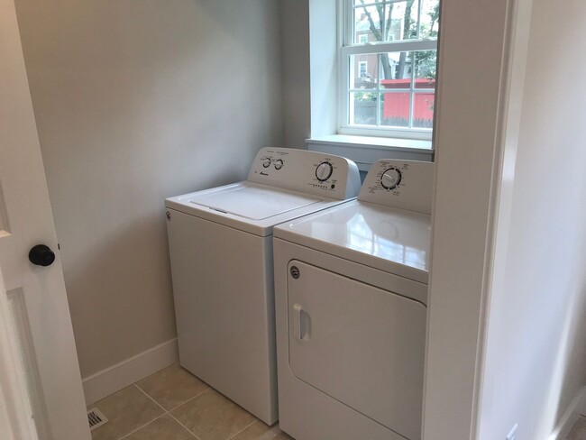 Building Photo - Beautifully renovated townhome in West Che...