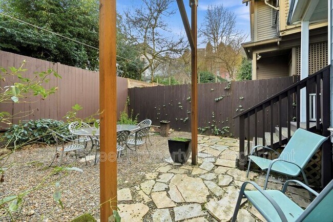 Building Photo - 2338 NW Hoyt St