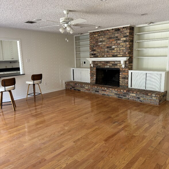 Building Photo - 114 Oak Dr