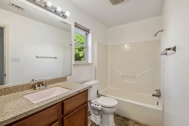 Building Photo - Available August 2026!  3 Bedroom 3 Bathroom Duplex with Yard Close to Campus/Bus Route!