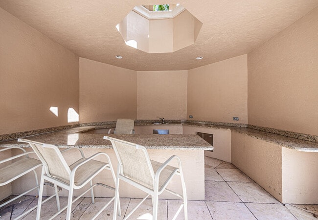 Building Photo - 10513 Versailles Blvd