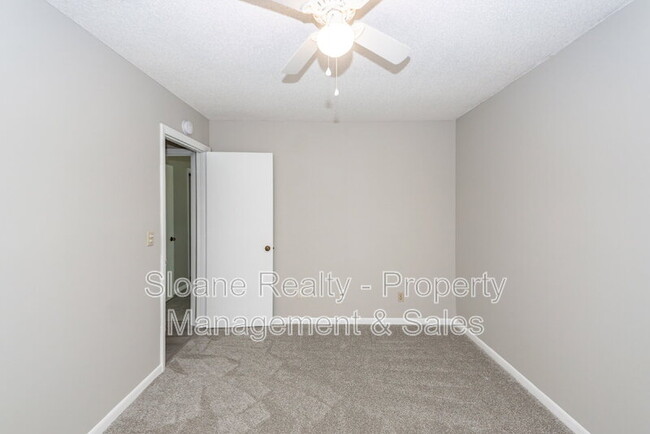 Building Photo - 1022 Oakcrest Dr