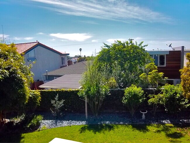 Building Photo - Stunning 2 Bedroom and 2 Bathroom Back House Available Now!