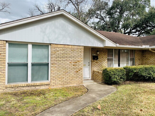 Building Photo - 9914 Larston St