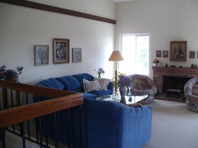 Building Photo - Charter Point Condo, 3 bedrooms, 3 baths !
