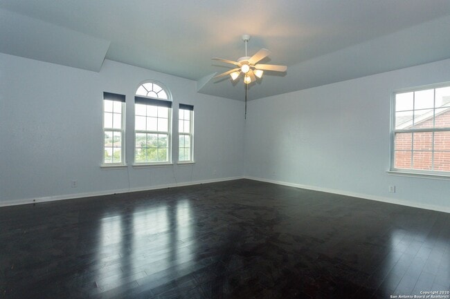 Building Photo - Spacious Stone Oak Beauty