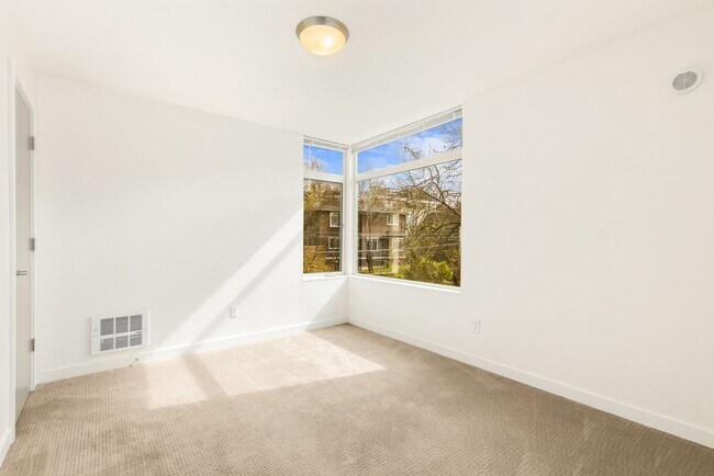 Building Photo - Great City Location - Corner 3 Bedroom Tow...