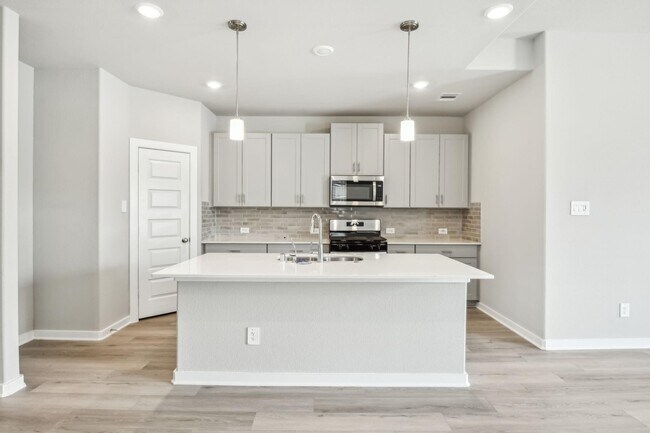 Building Photo - 6607 Castella Dr