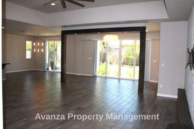 Building Photo - Home for Rent 4 Bed/2.5 Bath - 2,400 Sq Ft. Rent: $3,195/month Security Deposit: $3,295 Clovis Ea...