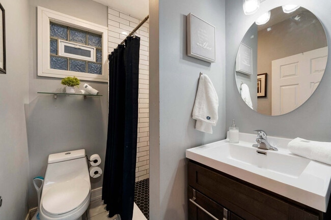 Building Photo - 109 S Paulina St