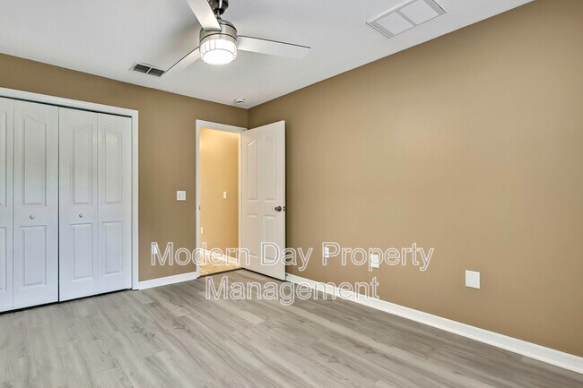 Building Photo - 12320 Papercraft Ave
