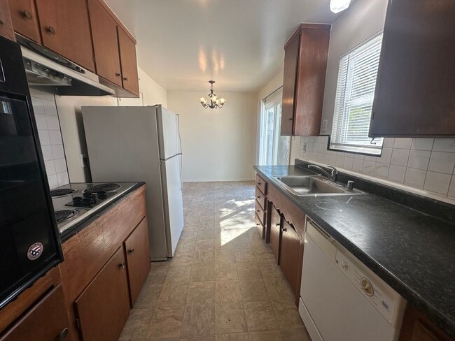 Building Photo - Three Bedroom Two Bathroom Home with Yard