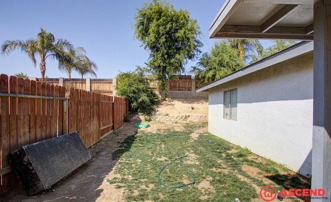 Building Photo - Cozy 3BD/2BA Home in Bakersfield's 93306 — Fully Equipped, Fireplace, Solar & All Pets Welcome!