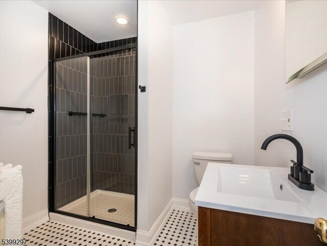 Building Photo - 14 Ravine Ave