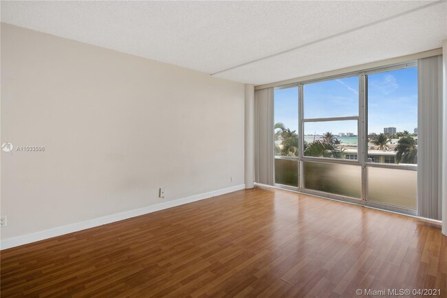 Building Photo - 900 Bay Dr