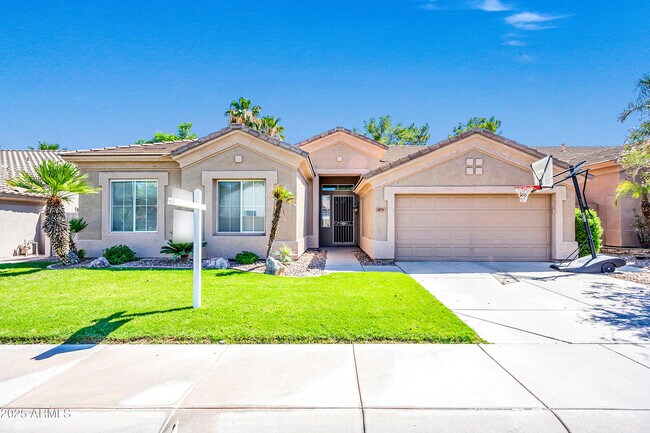 Building Photo - 875 W Aloe Pl