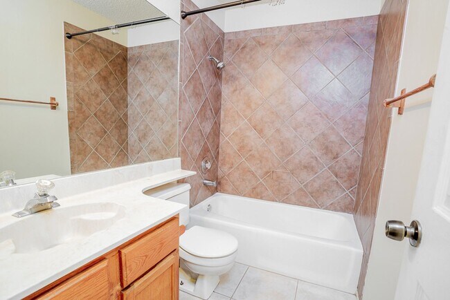Building Photo - Spacious 3-Bedroom Single Family Home in S...