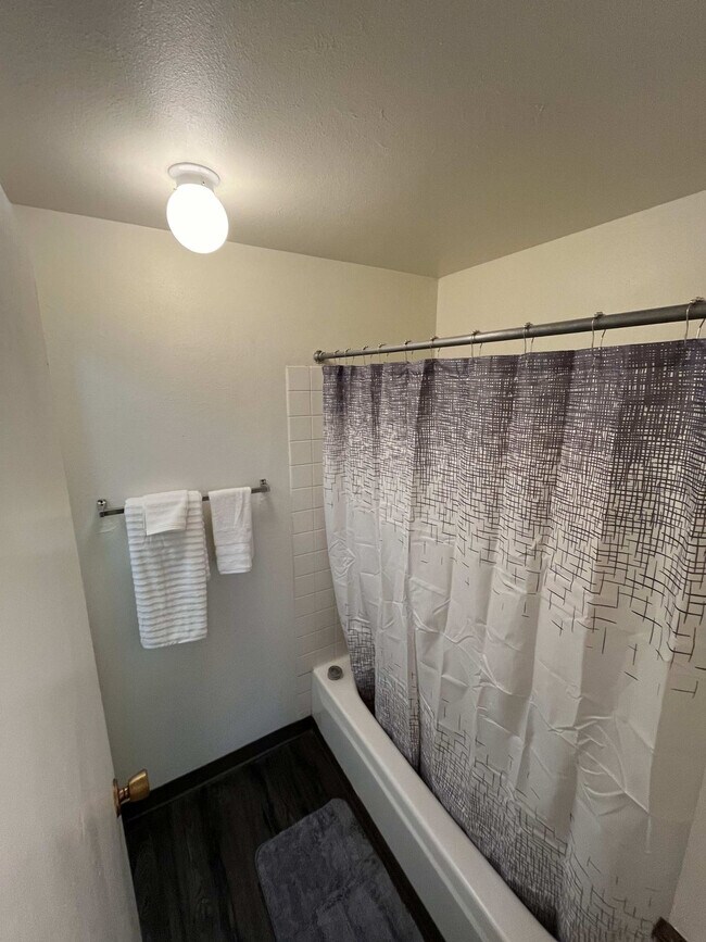 Building Photo - 1555 NE Merman Dr