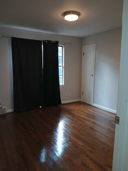 bedroom - 7075 Melrose Ave