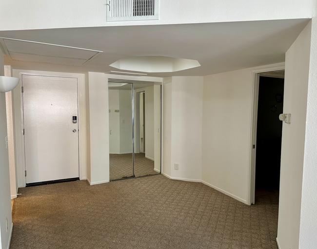 Building Photo - Beautiful Renovated 1 Bed/1 Bath Condo with Many Upgrades! Pool & Gym on Site! Central AC!
