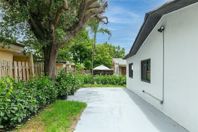 Building Photo - 6125 SW 40th Ct