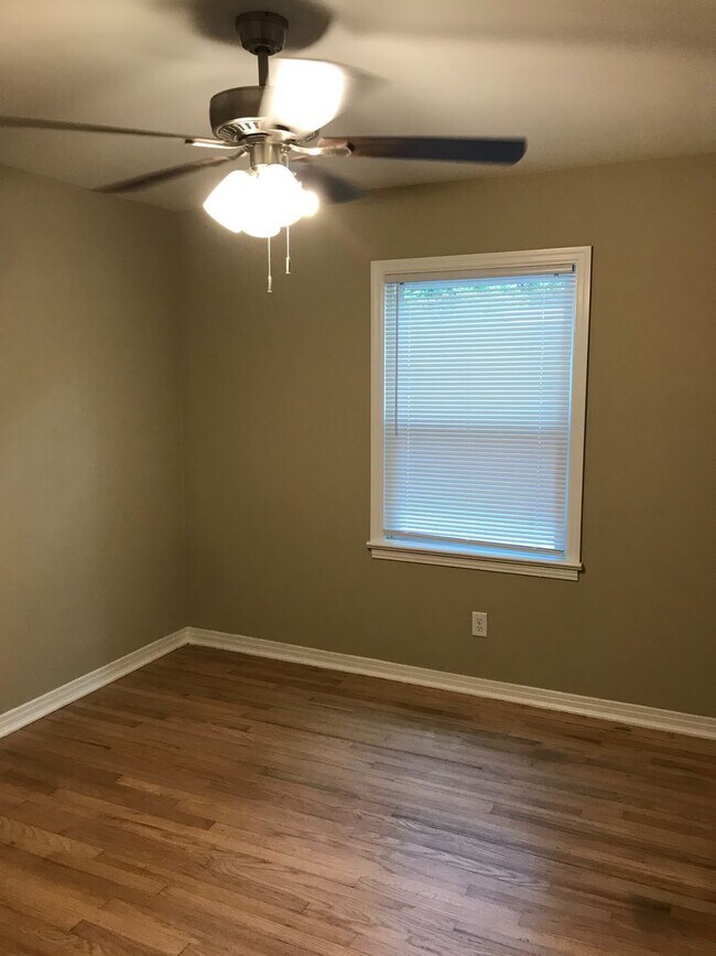 Building Photo - 209 Iris Cir