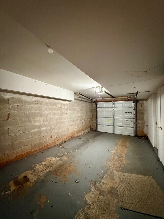 Building Photo - 28 Servan Ct