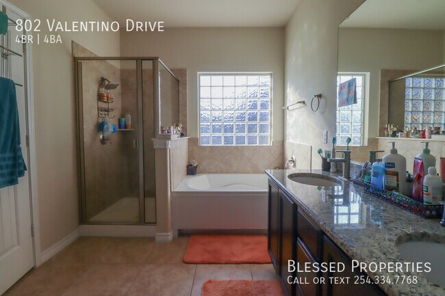 Building Photo - 802 Valentino Dr