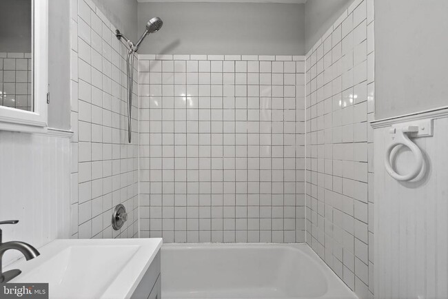 Building Photo - 127 7th Ave