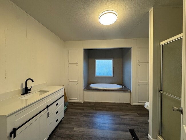 Building Photo - 22 Pine St