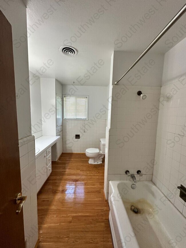 Building Photo - Spacious 3-bedroom 2-bathroom home