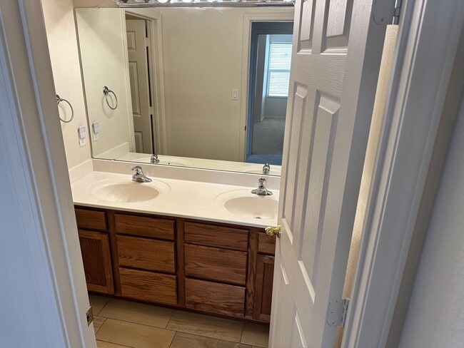 Building Photo - Large 3 bed / 2 Bath | Desirable Cabezon H...