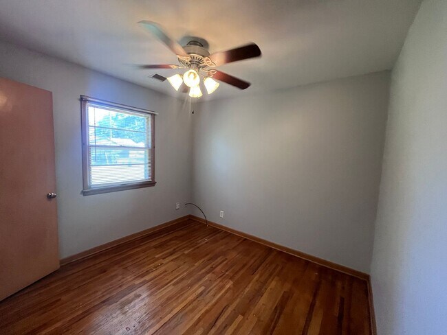 Building Photo - 3 Bedroom / 1 Bath House