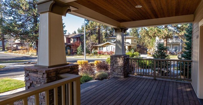 Building Photo - 1690 N W Lepage Pl