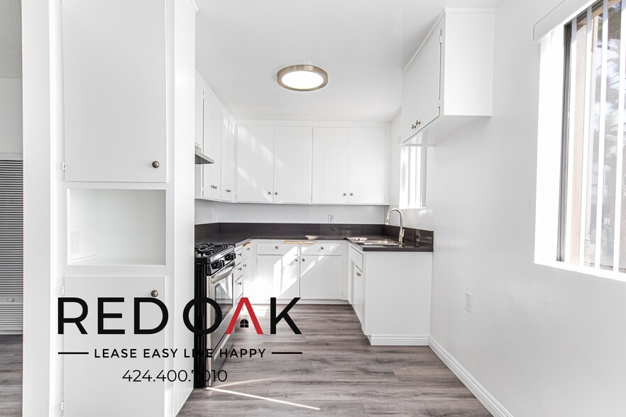 Building Photo - 12737 Moorpark St