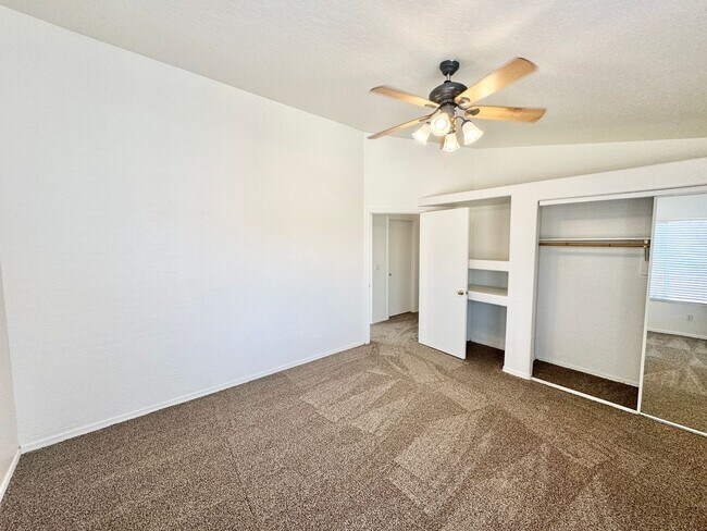 Building Photo - 4 Bedroom 3 Bathroom Home in Surprise! Has Loft & Additional Office/Den!