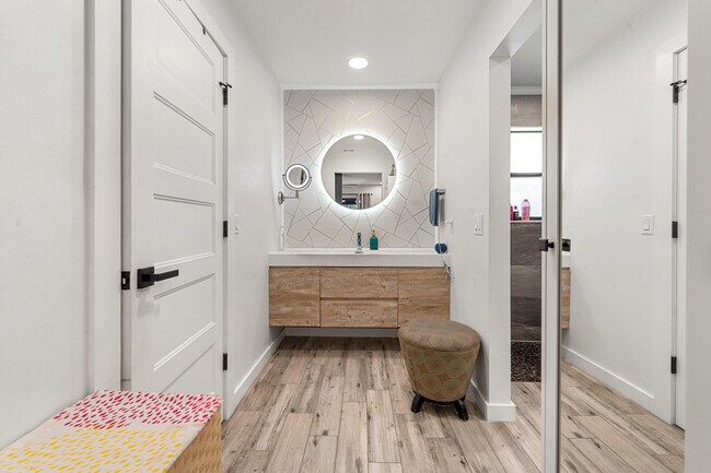 Building Photo - 908 Lakeview Cir