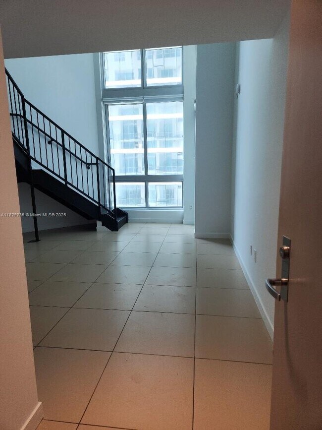 Building Photo - 300 S Biscayne Blvd