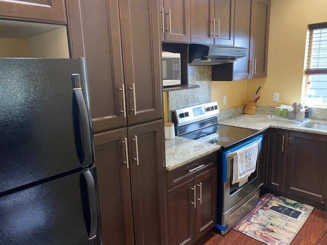 Building Photo - 5-Bedroom Home Located in Barkley Neighborhood