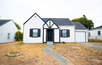 Building Photo - Gorgeous Two Story Home in Eureka!