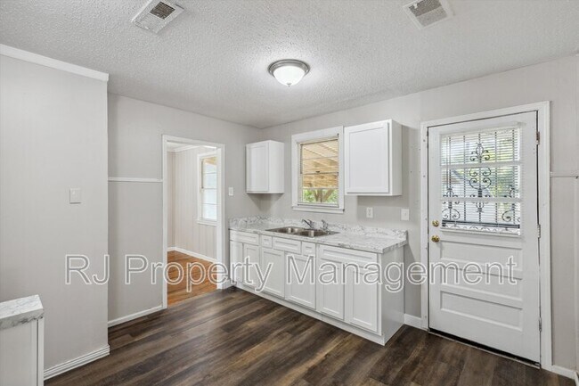 Building Photo - 605 Orchard Ave
