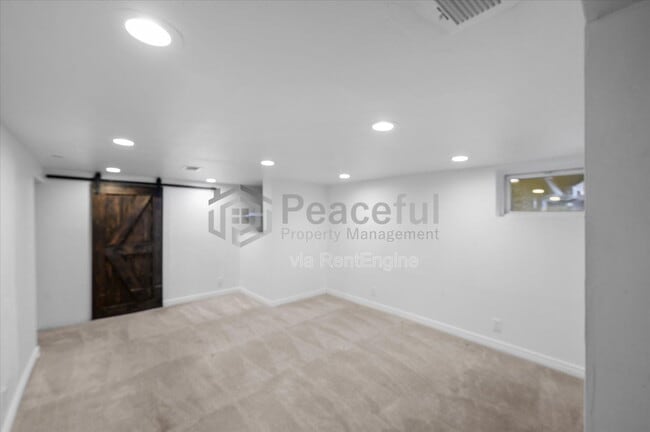 Building Photo - 662 E Redondo Ave