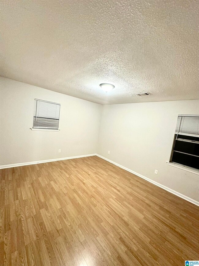 Building Photo - 678 Cummins Ave