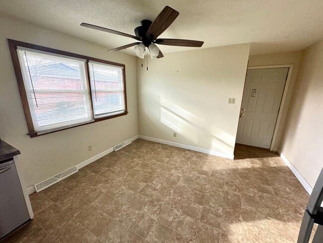 Building Photo - 3 Bedroom / 2 Bath House located on Stodda...