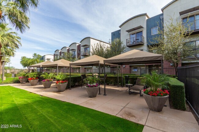 Building Photo - 525 W Lakeside Dr