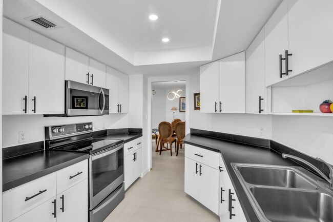 Building Photo - 550 S Ocean Blvd